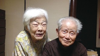 愛妻失智了…阿公「95歲第一次做家事」　超市採買回家途中「停下幫自己打氣」：要照顧好她