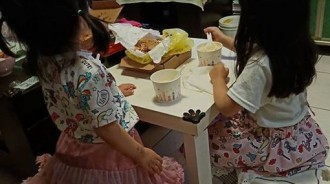 回娘家只顧著睡「媽媽幫帶孩1打2」　人妻爽喊：最棒度假勝地！