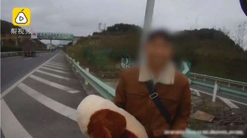 去找女友玩「錢都花完了」！癡情男讓女友坐車　自己走200公里回家