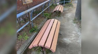 防街友躺睡！日本某公園長椅設計太奇葩　網怒：沒人能舒服坐
