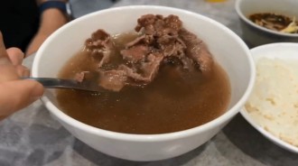 台南牛肉湯被爆加「化學牛骨粉」！老闆怒提告　再賭1000萬做公益